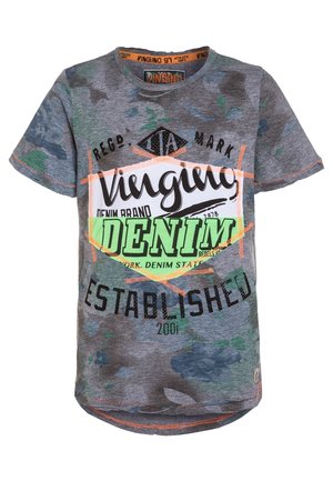 T-shirt à manches courtes gris et vert camouflage avec coutures orange et grand texte "Vingino Denim Established 2001" sur le devant.
