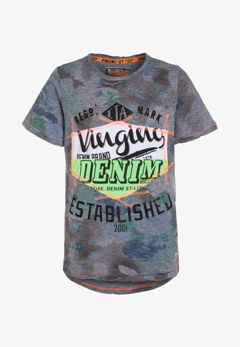 T-shirt à manches courtes gris et vert camouflage avec coutures orange et grand texte "Vingino Denim Established 2001" sur le devant.