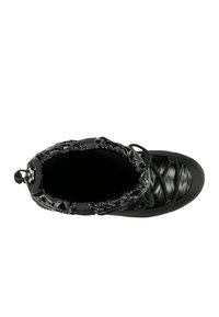 Stivale alla caviglia nero con una tomaia lucida e testurizzata, design con lacci, bordo superiore arricciato e suola in gomma. L'interno è foderato con tessuto scuro.