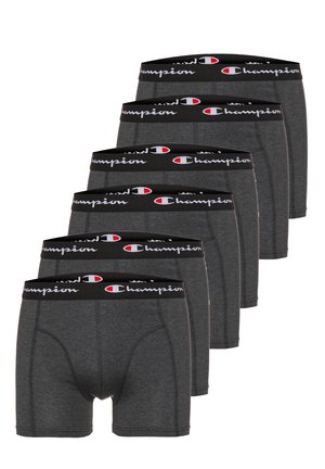 Sechs Paar dunkelgraue Champion Boxershorts mit schwarzen elastischen Bunds, die das Champion-Logo in Weiß und Rot zeigen.
