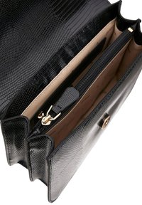 Borsa a tracolla in pelle sintetica nera effetto coccodrillo con un design strutturato, dotata di un compartimento con zip e dettagli in metallo dorato.