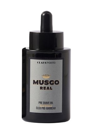 Schwarze Glas-Tropfflasche mit abgerundetem Boden. Silbernes Etikett mit goldener Schrift, auf dem "MUSGO REAL" und "PRE SHAVE OIL" steht.