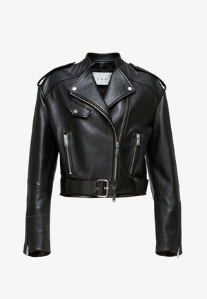 Jachetă de motociclist din piele neagră cu accesorii din metal argintiu, talie cu curea, design scurt, buzunare cu fermoar și epoleți la umeri. Textură netedă.