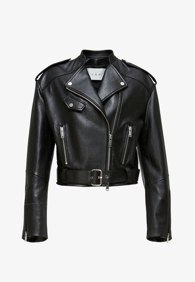 Veste en cuir noir de style biker avec quincaillerie argentée, taille ceinturée, design court, poches zippées et épaulettes. Texture lisse.