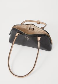 Zwarte synthetische handtas met reliëflogo-patroon, beige leren accenten, dubbele handvatten en ritssluiting aan de bovenkant. Interieur heeft logolining.