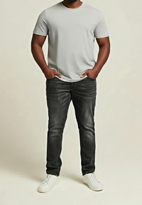 Šedé tričko s krátkým rukávem, tmavě šedé džíny a bílé tenisky. Tričko má kulatý výstřih a džíny mají jemné praní.