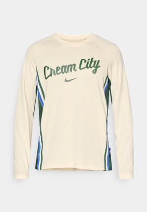 Tricou sport cu mânecă lungă, crem, cu textul "Cream City" în verde, având dungi laterale albastre și verzi și un logo Nike.