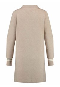 Lång beigestickad cardigan med långa ärmar, vita dubbla ränder på manschetterna och en bred krage, visad bakifrån.