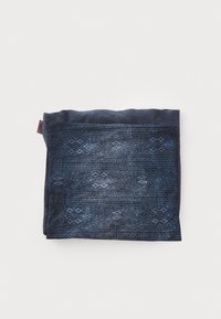 Blå mønstret tørklæde med geometriske designs og kanter. Blødt stof med en subtil tekstur, foldet pænt med et mærke på den ene side.
