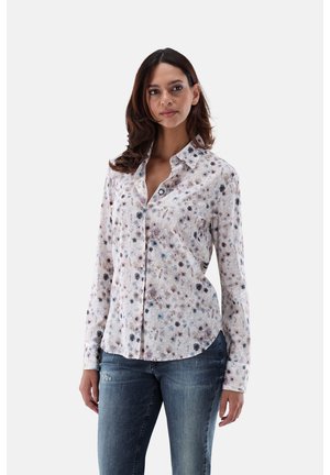 Blusa a manica lunga floreale in tessuto leggero, con chiusura a bottoni, colletto scoperto e vari modelli di fiori blu e viola.
