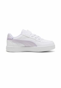 Sneaker blanc avec une tige en cuir lisse, des accents lavande, des détails perforés, des lacets et une sangle auto-agrippante pour un maintien sûr.