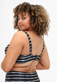 Zizzi PRINTED WITH UNDERWIRE - Bikinio viršutinė dalis - black white stripe