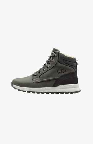 Szare buty trekkingowe z fakturowanej skórzanej cholewki, futrzanym kołnierzem i czarnymi akcentami. Posiadają metalowe oczka i białą podeszwę środkową.