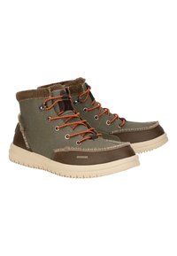 Stivaletti alla caviglia in tela verde con dettagli in pelle marrone testurizzata, lacci arancioni e suole in gomma crema. Presentano bordi cuciti e occhielli in metallo.