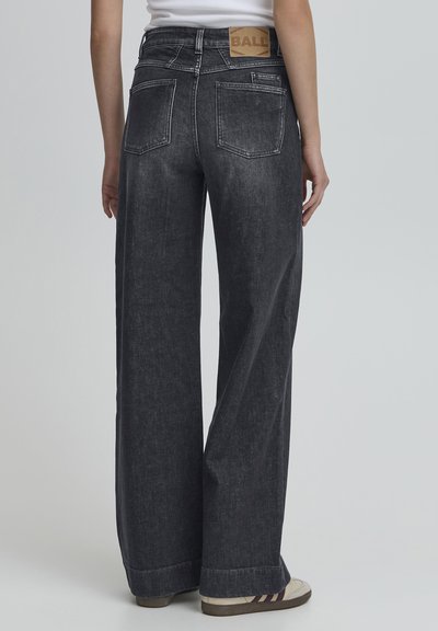 Aukštai iškelti, plačių kojų džinsai tamsiai pilkos spalvos denime. Yra odinė etiketė su užrašu "BALL" ant nugaros liemens, kontrastinga siuvimo linija ir dvi užpakalinės kišenės.