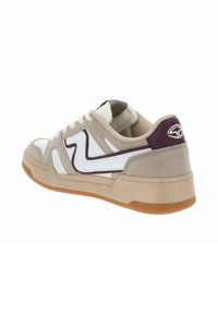 Sneakers beige con accenti bianchi e viola profondo. Materiali in suede e mesh, con suola in gomma e un design zigzag distintivo sul lato.