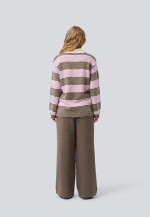Stripet genser med rosa og brune nyanser, strikket tekstur og en kremfarget krage; kombinert med vide brune bukser.