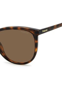 Occhiali da sole tartarugati con lenti a gradiente marrone; presentano una montatura rotonda e un logo dorato "Polaroid" sulle astine.