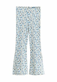 Pantalones acampanados hechos de una tela ligera y estampada con diseños florales azules sobre un fondo crema. Detalles de dobladillo deshilachado.