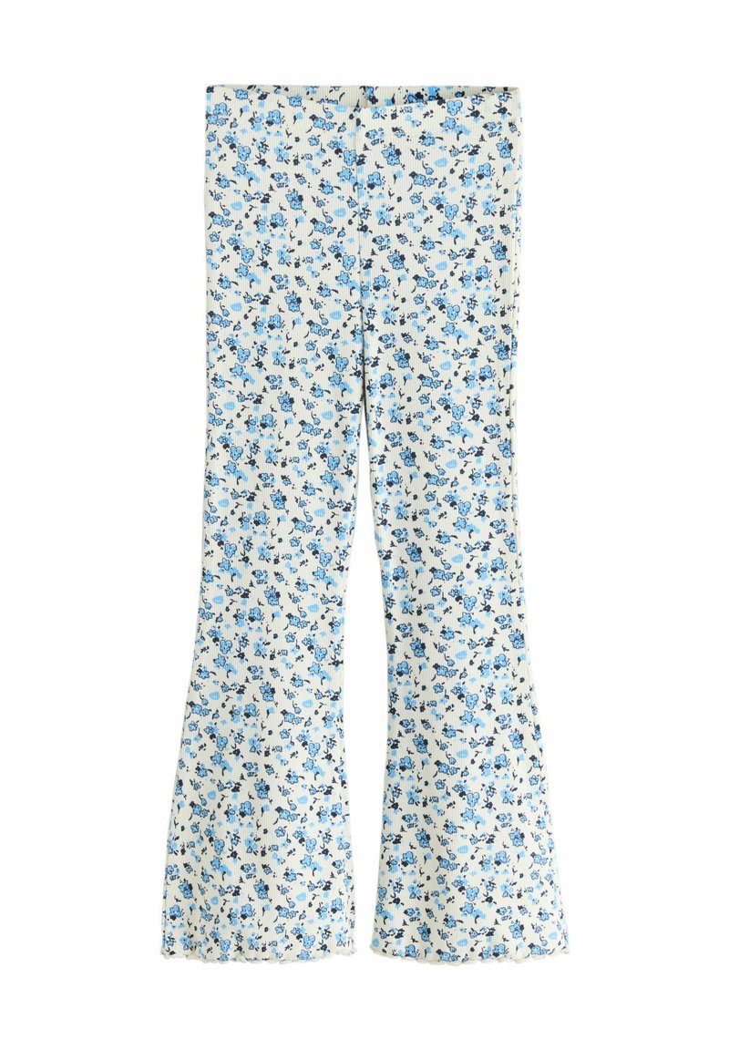 Pantalones acampanados hechos de una tela ligera y estampada con diseños florales azules sobre un fondo crema. Detalles de dobladillo deshilachado.