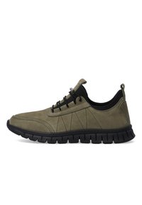 Zielony zamszowy sneaker z teksturowaną cholewką, czarną gumową podeszwą, okrągłym noskiem, dekoracyjnym przeszyciem oraz elastycznymi sznurówkami dla pewnego dopasowania.