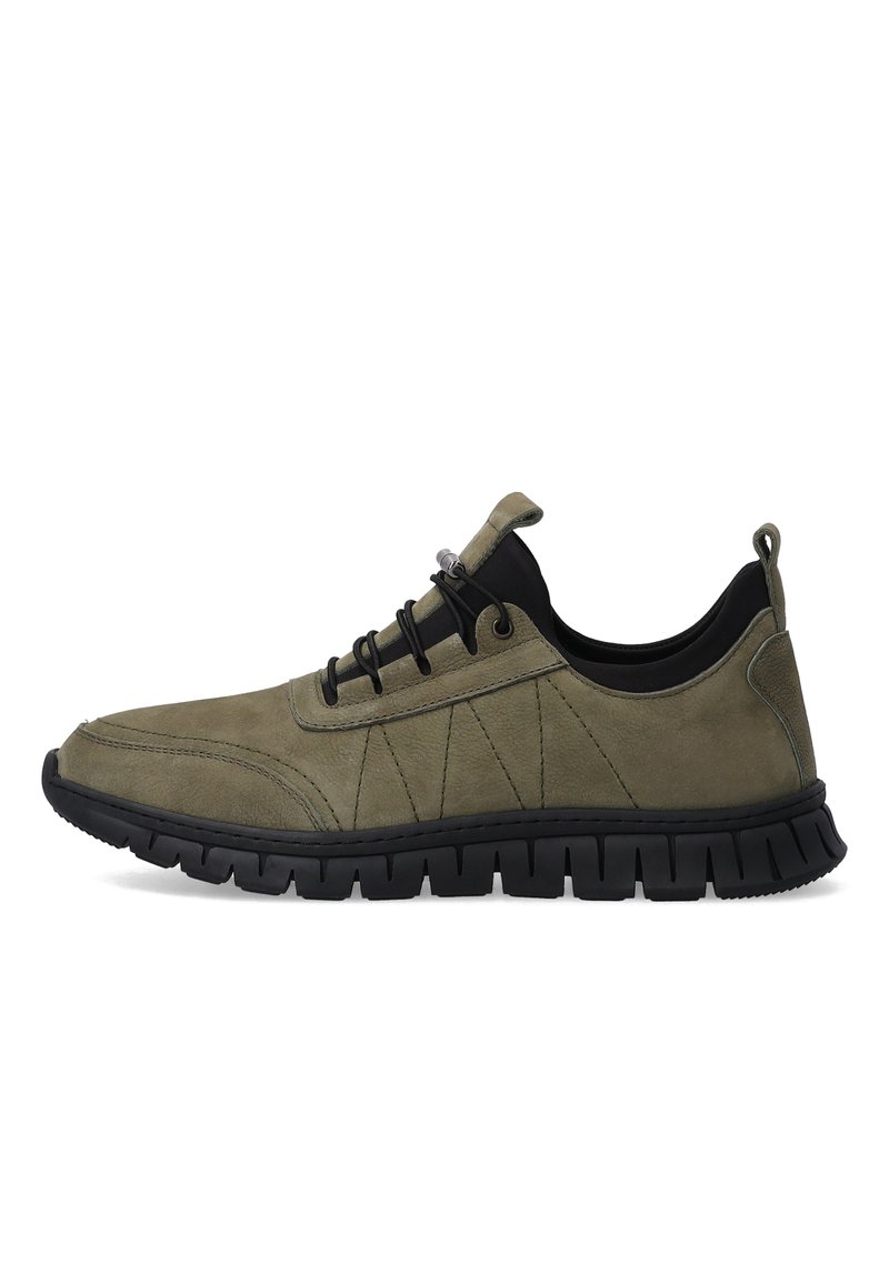 Zielony zamszowy sneaker z teksturowaną cholewką, czarną gumową podeszwą, okrągłym noskiem, dekoracyjnym przeszyciem oraz elastycznymi sznurówkami dla pewnego dopasowania.