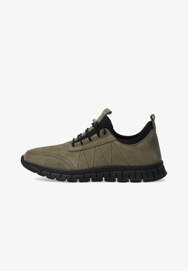Zielony zamszowy sneaker z teksturowaną cholewką, czarną gumową podeszwą, okrągłym noskiem, dekoracyjnym przeszyciem oraz elastycznymi sznurówkami dla pewnego dopasowania.