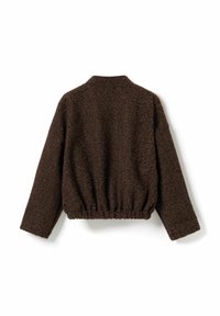 Pruun tekstuuriga pikkade varrukatega lühike jakk, millel on elastne vöökoht ja kõrge krae, näidatud tagantvalgel taustal.