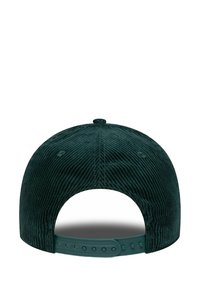 Grüne Corduroy-Cap mit strukturierter Rückseite, Schnappverschluss und glatter Textur. Sie hat vertikale Rippungen und einen Stoffknopf oben.
