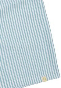 Hellblau und weiß gestrefter Stoff mit glatter Textur, ausgestattet mit einem kleinen Etikett in der unteren rechten Ecke mit gelben Akzenten.