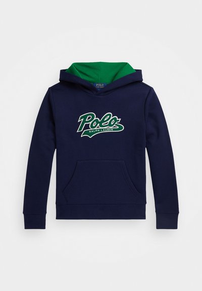 Navy kapuce ar zaļo auklu un oderi, ar kangaroo kabatu un "Polo Ralph Lauren" logo zaļā un baltā izšuvumā.
