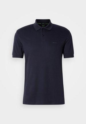 Kék polo ing, puha tapintással, két gombos kivágással, rövid ujjak és diszkrét logóval a bal mellen. Egyszerű és klasszikus design.