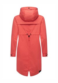 Koraalwaterdichte jas met capuchon, getailleerde taille en knoopmanchetten. Heeft een rugventilatie en een verstelbaar trekkoord voor een aangesloten look.