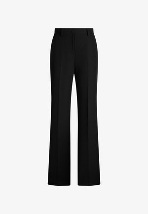 Weit geschnittene schwarze Hose aus einem Stoff mit glatter Textur. Verfügt über ein flaches Vorderdesign und eine taillierte Passform mit Gürtelschlaufen.