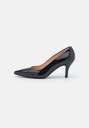Escarpin en cuir verni noir à talon haut avec un bout pointu et une silhouette élégante. Présente une finition brillante et une hauteur de talon modérée.