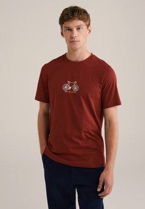 Mørkerød bomulds t-shirt med korte ærmer, der har et hvidt cykelmotiv og tekst, rund halsudskæring og en glat overflade.