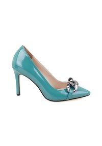 Chaussure à talon haut en cuir verni turquoise avec un bout pointu et un détail en chaîne métallique à l'avant. Le talon mesure environ 10 cm.