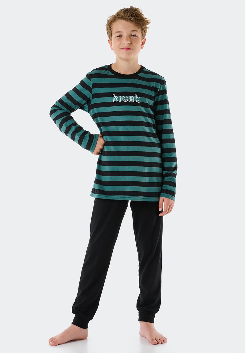 Completo pigiama a righe composto da una maglia a maniche lunghe color verde teal e nero con testo "break" e pantaloni neri; materiale in cotone morbido, vestibilità casual.