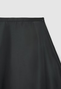 Schwarzer Rock aus glattem, mattem Stoff. Verfügt über einen hohen Bund, dezenten Glanz und einen seitlichen Reißverschluss zum Schließen. Schlichte, gerade Silhouette.