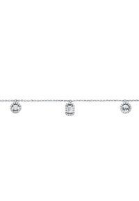Zilveren ketting met drie hangers: een ronde steen, een smaragd geslepen steen in een vierkant frame, en een ronde hanger met initialen.