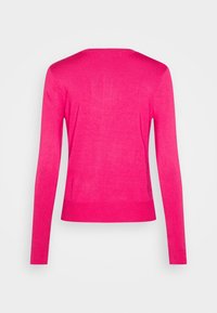 Långärmad rosa tröja i mjuk stickad kvalitet med en figurnära passform, rund halsringning och ribbade muddar och nederkant.