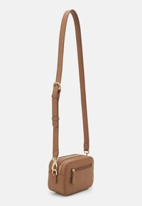 Bolsa de ombro em couro castanho com ferragens douradas, forma retangular, alça ajustável e bolso com fecho na frente. Textura suave, design minimalista.