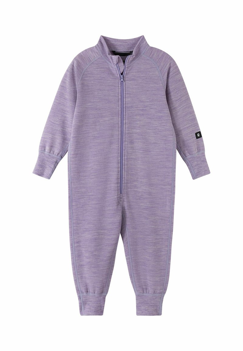 Fioletowy kombinezon z wysokim kołnierzem, pełnym zamkiem z przodu i żebrowanymi mankietami. Miękka, teksturowana tkanina w melanżowym wzorze.