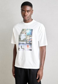Scotch & Soda JOE JONAS WASHED PHOTO PRINT - Apdrukāts T-krekls - white pastel