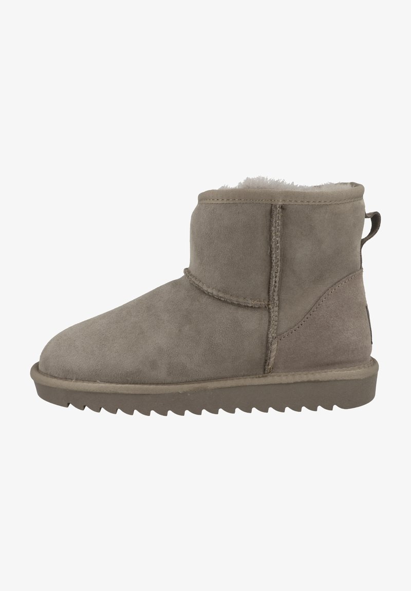 Bottine en cuir suédé gris avec une texture subtile, bout arrondi et semelle en caoutchouc à profil bas. Elle dispose d'une doublure intérieure douce et d'une languette à l'arrière.