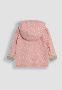 Sudadera con capucha rosa con un patrón floral blanco. Presenta detalles en los puños de color verde y una tela texturizada. La vista trasera muestra la capucha y los detalles de costura.