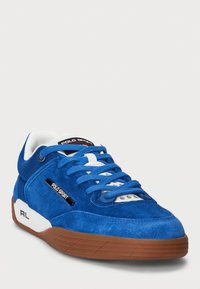 Baskets en suede bleues avec des accents en mesh blanc, une semelle en caoutchouc beige, et des lacets bleus. Présente le logo "POLO SPORT" sur le côté.