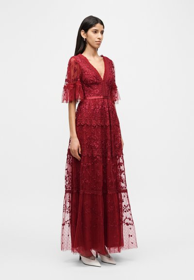 Rotes Spitzen-Maxikleid mit kurzen ausgestellten Ärmeln, tiefem V-Ausschnitt und gestuften Lagen. Mit Blumenmustern und einem kontrastierenden Taillenband versehen.