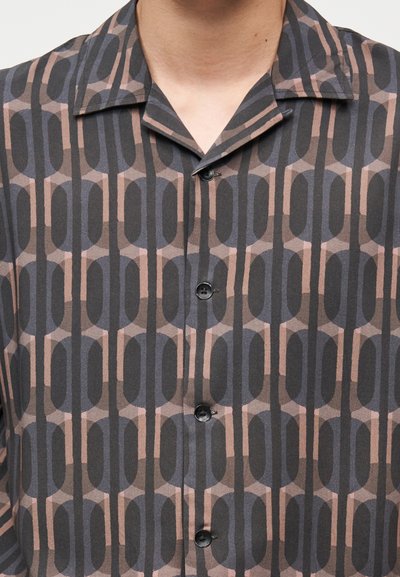 Πουκάμισο με καφέ και μαύρο γεωμετρικό μοτίβο, με κάθετες γραμμές και κύκλους, κουμπωμένο με γιακά με εγκοπή.