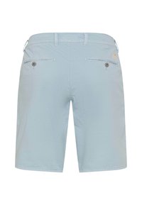 Shorts pour homme bleu clair avec passants pour ceinture, deux poches arrière à boutons et une petite étiquette en tissu près de la ceinture côté droit.